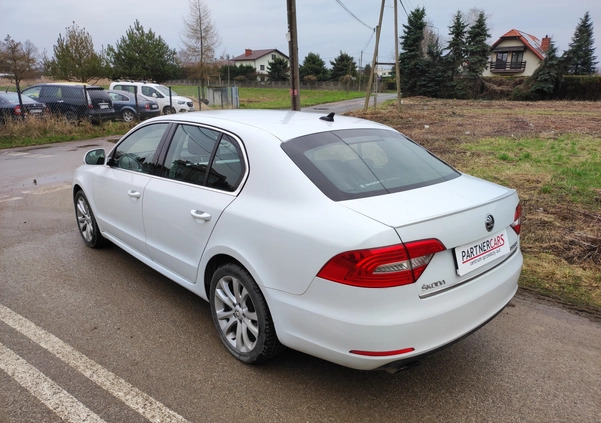 Skoda Superb cena 49900 przebieg: 141000, rok produkcji 2015 z Chęciny małe 211